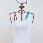 Top stretch bianco monospalla con stampa