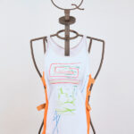 Top bianco con stampe e applicazioni