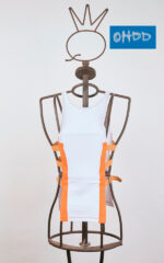 Top bianco con stampe e applicazioni - immagine 2