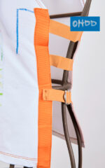 Top bianco con stampe e applicazioni - immagine 3