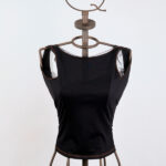 Top nero stretch con collo ad anello