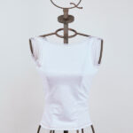 Top bianco stretch con collo ad anello