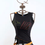 Top nero con stampe e applicazioni