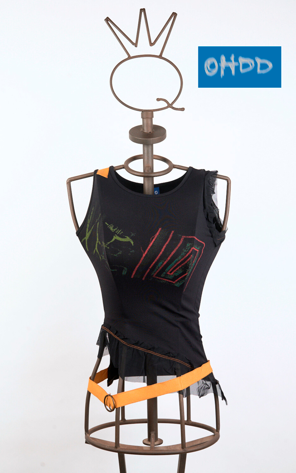 04SOH5209_A Top nero con stampe e applicazioni - immagine 1