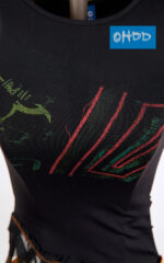 Top nero con stampe e applicazioni - immagine 3