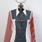 Giacca lunga in denim con inserti in rafia e maniche stampate