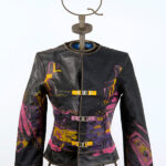 Giacca nera in pelle e cotone con stampa