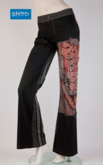 Pantalon noir à rayures avec imprimés et applications