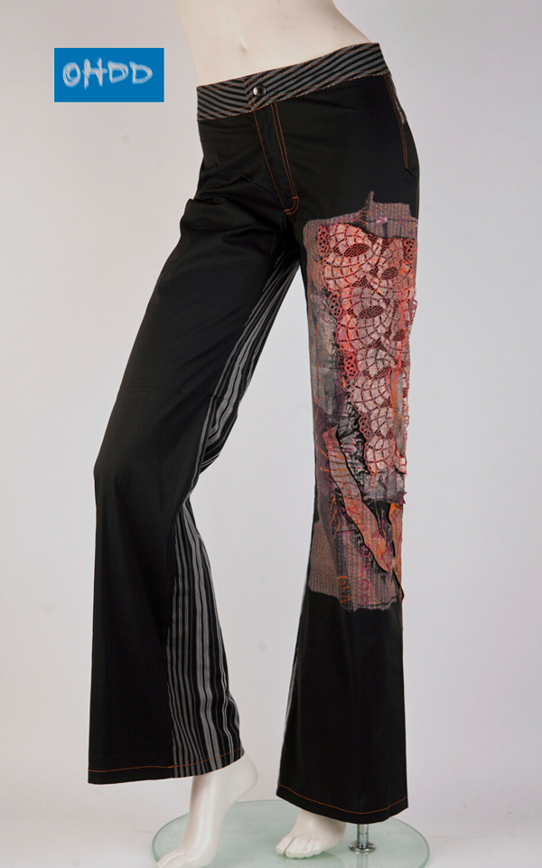 04SOH5221_A Pantalon noir à rayures avec imprimés et applications – Image 1