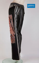 Pantalon noir à rayures avec imprimés et applications – Image 2