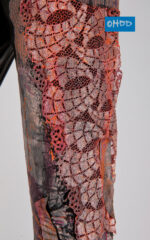 Pantalon noir à rayures avec imprimés et applications – Image 3