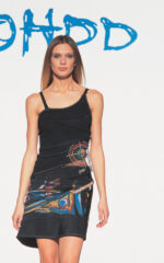 Top noir asymétrique en tissu stretch avec imprimé – Image 4