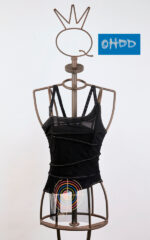 Top noir asymétrique en tissu stretch avec imprimé