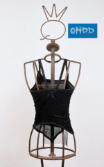 Top noir asymétrique en tissu stretch avec imprimé – Image 3