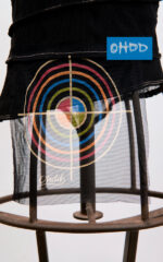 Top noir asymétrique en tissu stretch avec imprimé – Image 2