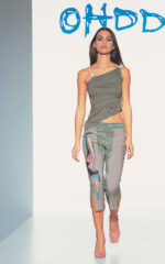 Top asymétrique vert militaire en viscose stretch avec imprimé – Image 2