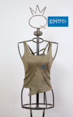 Top asimmetrico verde militare in viscosa con stampa