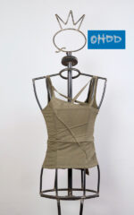 Top asimmetrico verde militare in viscosa con stampa - immagine 2