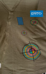 Top asimmetrico verde militare in viscosa con stampa - immagine 3