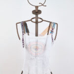 Top blanc en tissu stretch avec imprimé