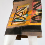 Short black cotton skirt with print