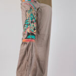 Pantalon vert militaire en coton stretch avec imprimé