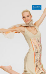 Foulard in crepon di seta con orlo roulotté e stampa - immagine 3