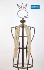 Foulard couleur sable en crêpon de soie avec ourlet roulotté et imprimé