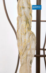 Foulard couleur sable en crêpon de soie avec ourlet roulotté et imprimé – Image 2