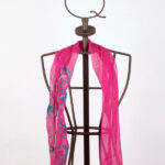 Foulard magenta en crêpon de soie avec imprimé