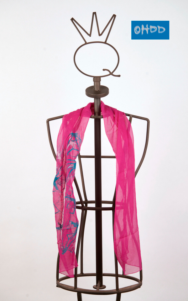 08SOH4101_b Magenta silk crepon scarf with print - Image 1