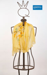 Foulard jaune en crépon de soie avec ourlet roulotté et imprimé