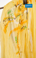 Foulard jaune en crépon de soie avec ourlet roulotté et imprimé – Image 2