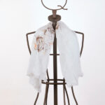 Foulard blanc en crêpon de soie avec ourlet roulotté et imprimé