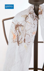 Foulard blanc en crêpon de soie avec ourlet roulotté et imprimé – Image 2