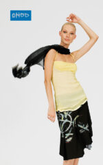 Foulard noir en crépon de soie avec ourlet roulotté et imprimé – Image 3