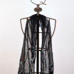 Foulard noir en crépon de soie avec ourlet roulotté et imprimé