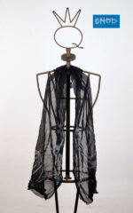 Foulard noir en crépon de soie avec ourlet roulotté et imprimé