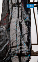 Foulard noir en crépon de soie avec ourlet roulotté et imprimé – Image 2