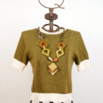 Haut vert en coton à manches courtes avec collier