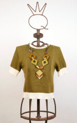 Green cotton short-sleeve sweater with necklace