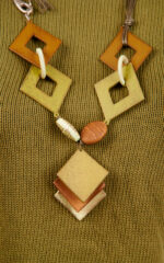 Green cotton short-sleeve sweater with necklace - Image 3