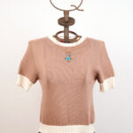 Pull beige en coton à manches courtes avec collier