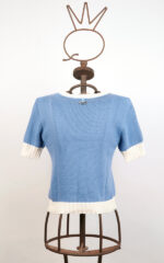 Pull en coton bleu ciel à manches courtes avec collier – Image 2