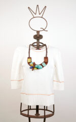 Maglia bianca in viscosa stretch con collana