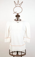 Maglia bianca in viscosa stretch con collana - immagine 2