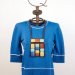 Maglia blu in viscosa stretch con collana