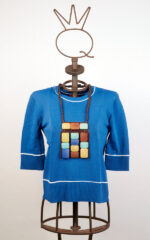 Maglia blu in viscosa stretch con collana