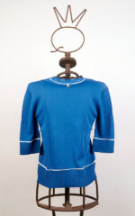 Maglia blu in viscosa stretch con collana - immagine 2
