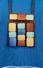 Maglia blu in viscosa stretch con collana - immagine 3